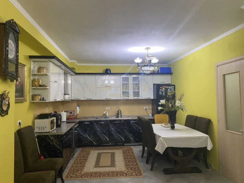 Tirane, shitet apartament 2+1+Ballkon Kati 2, 109 m² 102.000 € (Fresk, Rruga Thesarit, prane Shkollës &quot;17 Shkurti&quot;)