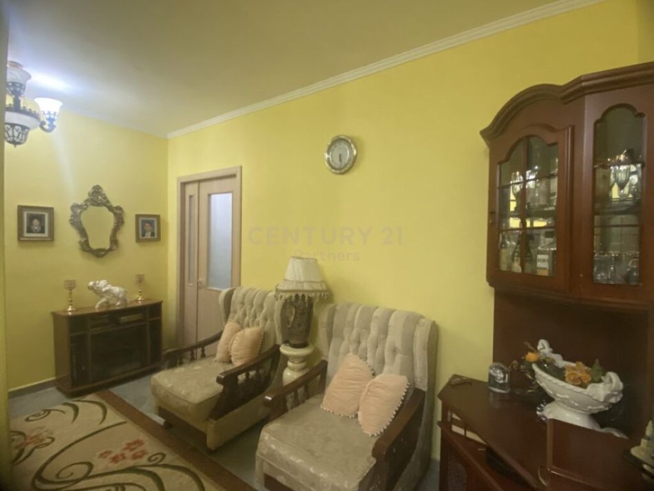 Tirane, shitet apartament 2+1+Ballkon Kati 2, 109 m² 102.000 € (Fresk, Rruga Thesarit, prane Shkollës &quot;17 Shkurti&quot;)