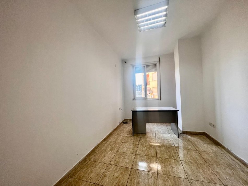 Tirane, jepet me qera apartament 2+1 , 100 m² 500 € (selvia)