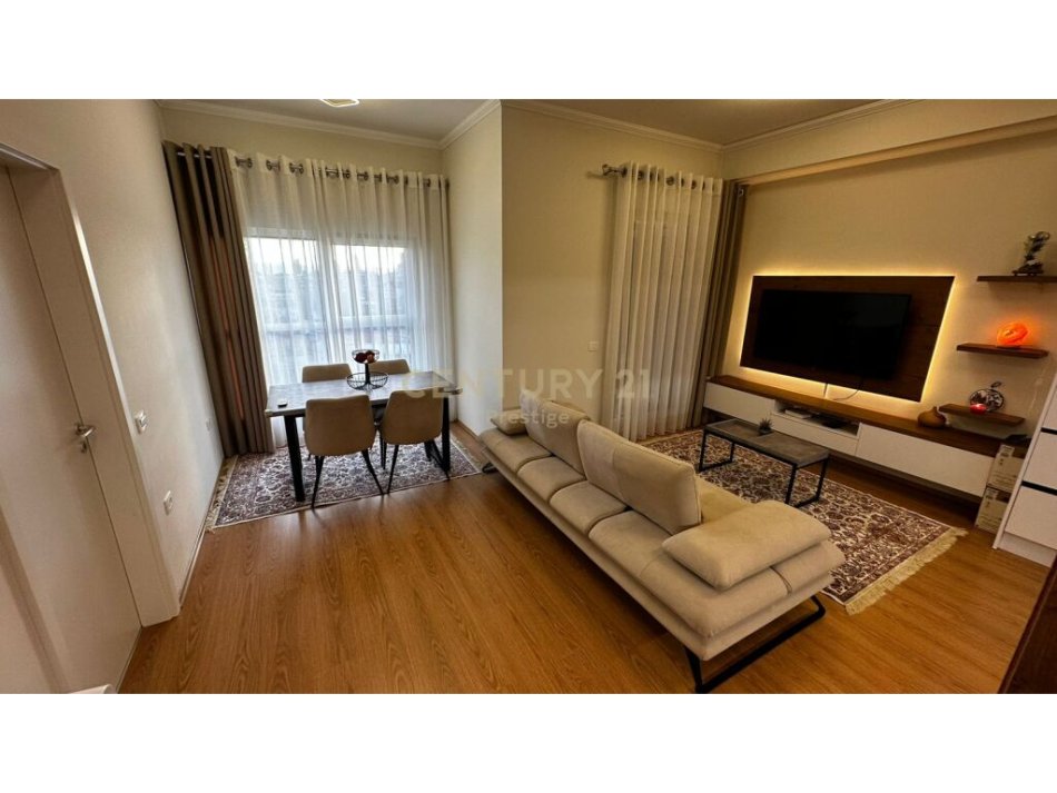 Tirane, shitet apartament 1+1 Kati 5, 64 m² (ali demi kompleksi mangalem)