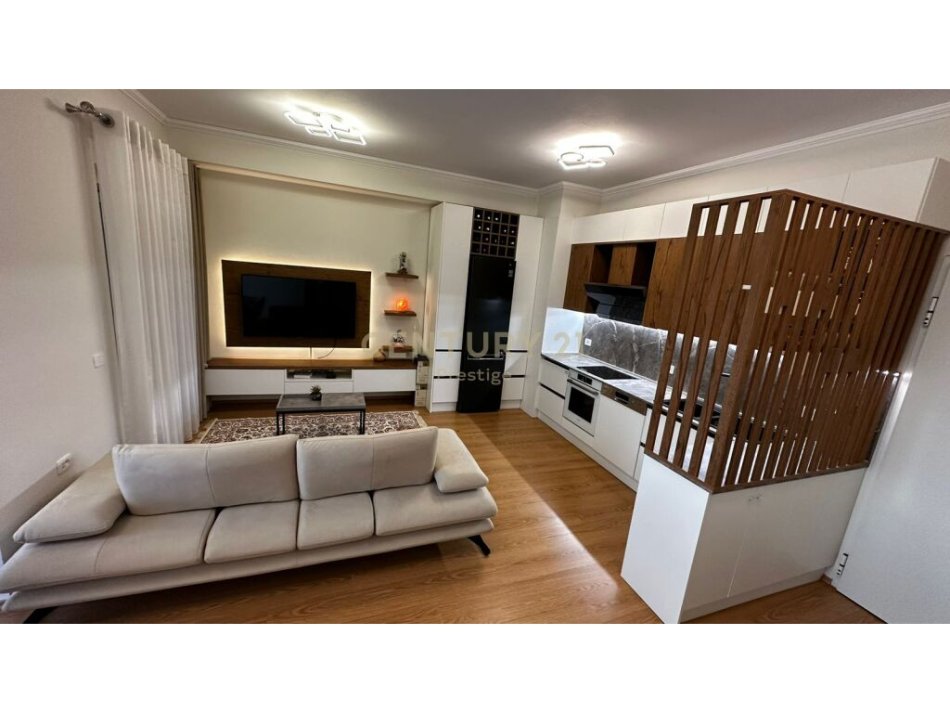 Tirane, shitet apartament 1+1 Kati 5, 64 m² (ali demi kompleksi mangalem)