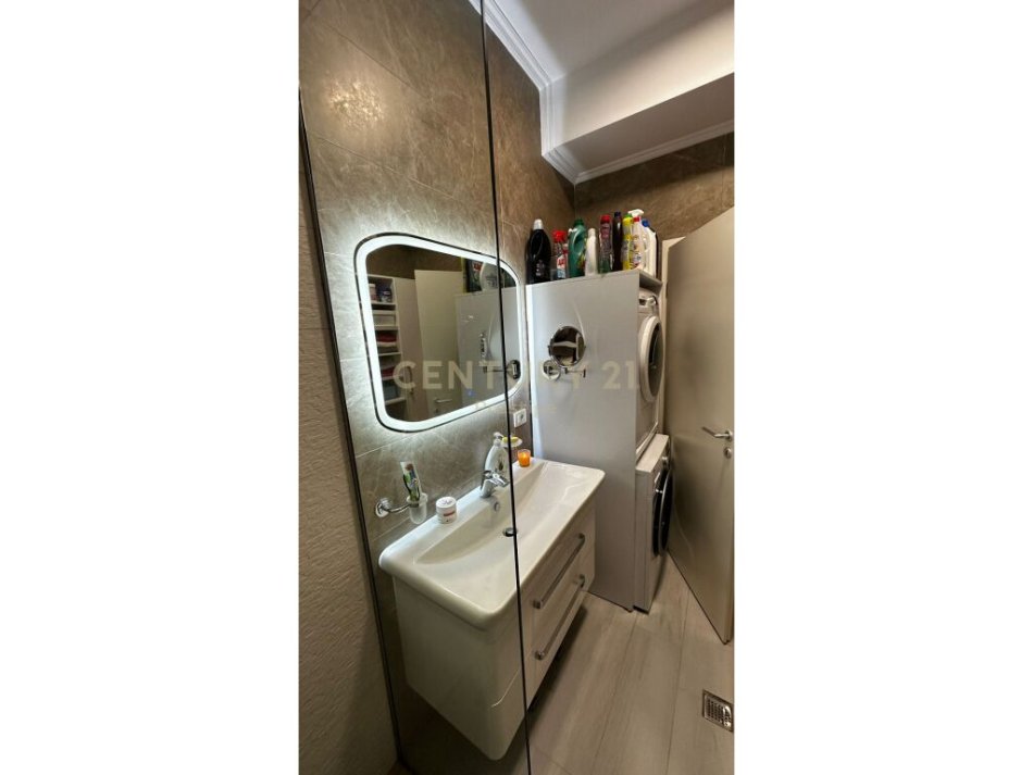 Tirane, shes apartament 1+1+Ballkon Kati 5, 95.000 €