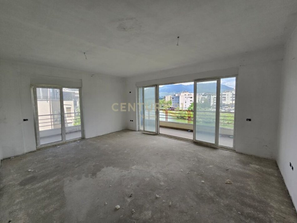 Shitet apartament 3+2+Post Parkimi me Pamje nga LiqeniNeom94540