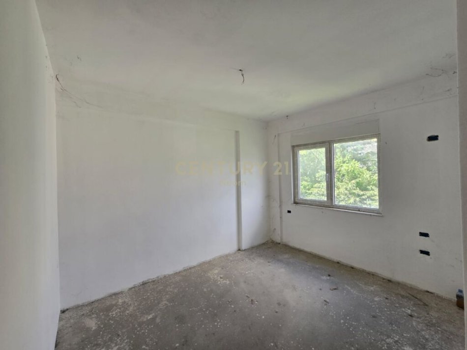 Shitet apartament 3+2+Post Parkimi me Pamje nga LiqeniNeom94540