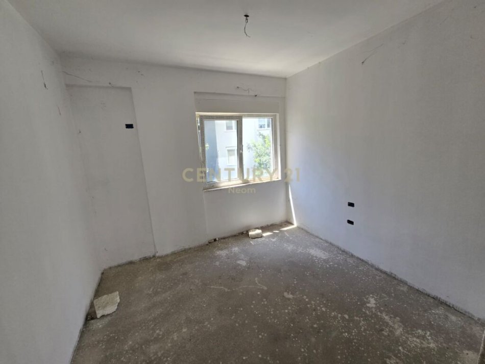 Shitet apartament 3+2+Post Parkimi me Pamje nga LiqeniNeom94540