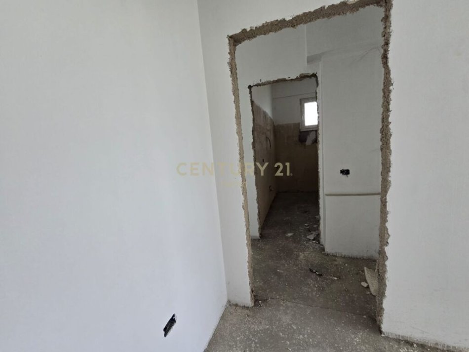 Shitet apartament 3+2+Post Parkimi me Pamje nga LiqeniNeom94540