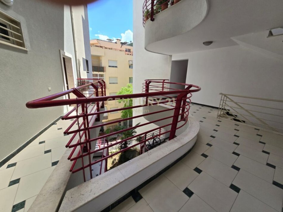 Shitet apartament 3+2+Post Parkimi me Pamje nga LiqeniNeom94540