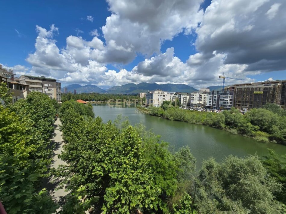 Shitet apartament 3+2+Post Parkimi me Pamje nga LiqeniNeom94540