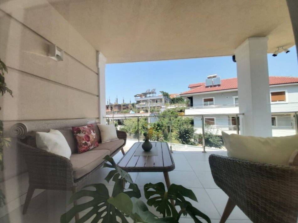 Tirane, shitet Vile Kati 3, 300 m² 450.000 € 
