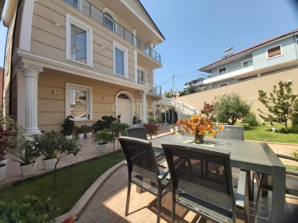 Tirane, shitet Vile 3+1 Kati 3, 300 m² 450.000 € (Sauk)