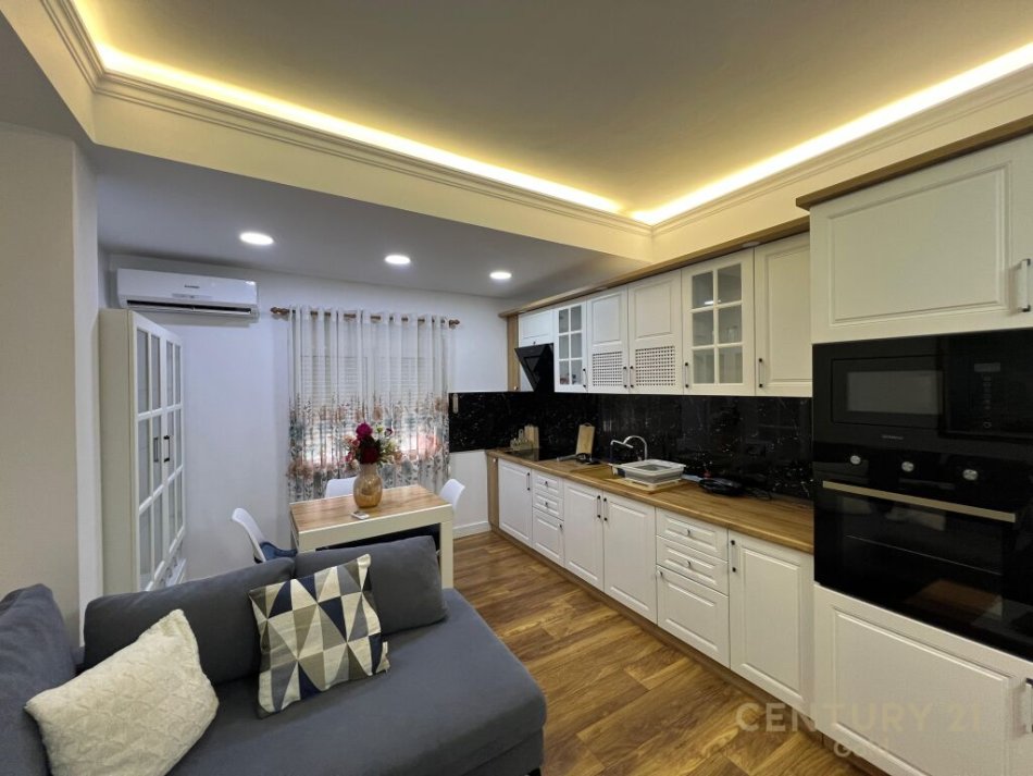 Tirane, jepet me qera apartament 1+1+Ballkon Kati 4, 70 m² 700 € (Blloku)