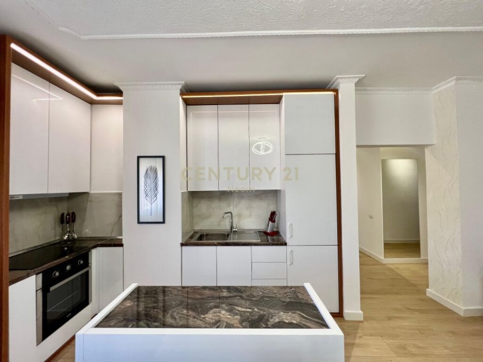 Tirane, jepet me qera apartament 2+1+Ballkon Kati 6, 100 m² 900 € (Blloku)