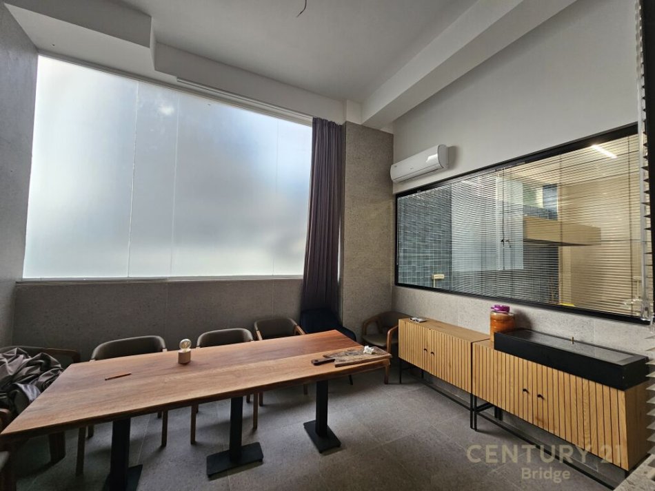 Tirane, jepet me qera ambjent biznesi Kati 0, 120 m² 750 € (LIQENI I THATE)