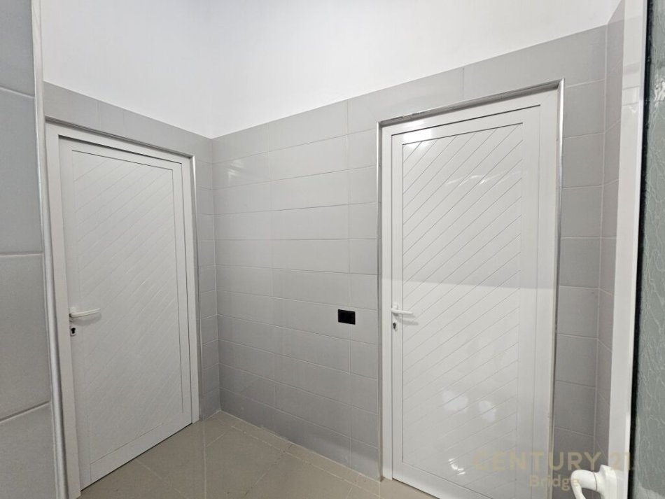 Tirane, jepet me qera ambjent biznesi Kati 0, 120 m² 750 € (LIQENI I THATE)