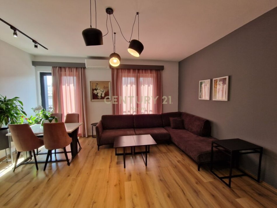 Tirane, jepet me qera apartament 2+1 Kati 4, 98 m² 1.650 € (Sheshi Skënderbej (Qendër))
