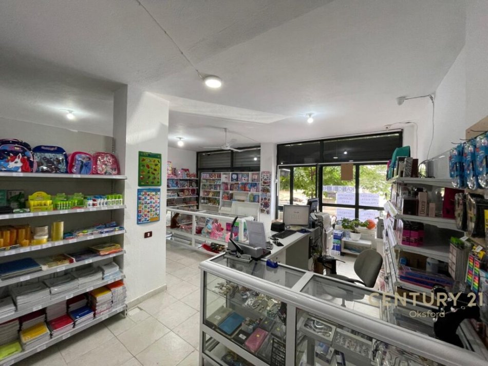 Tirane, shitet dyqan Kati 0, 58 m² 115.000 € (Rruga Vace Zela)