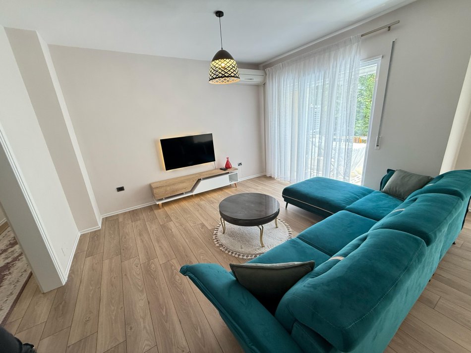 Tirane, jepet me qera apartament 2+1 Kati 3, 130 m² 800 € (kopshti zoologjik)