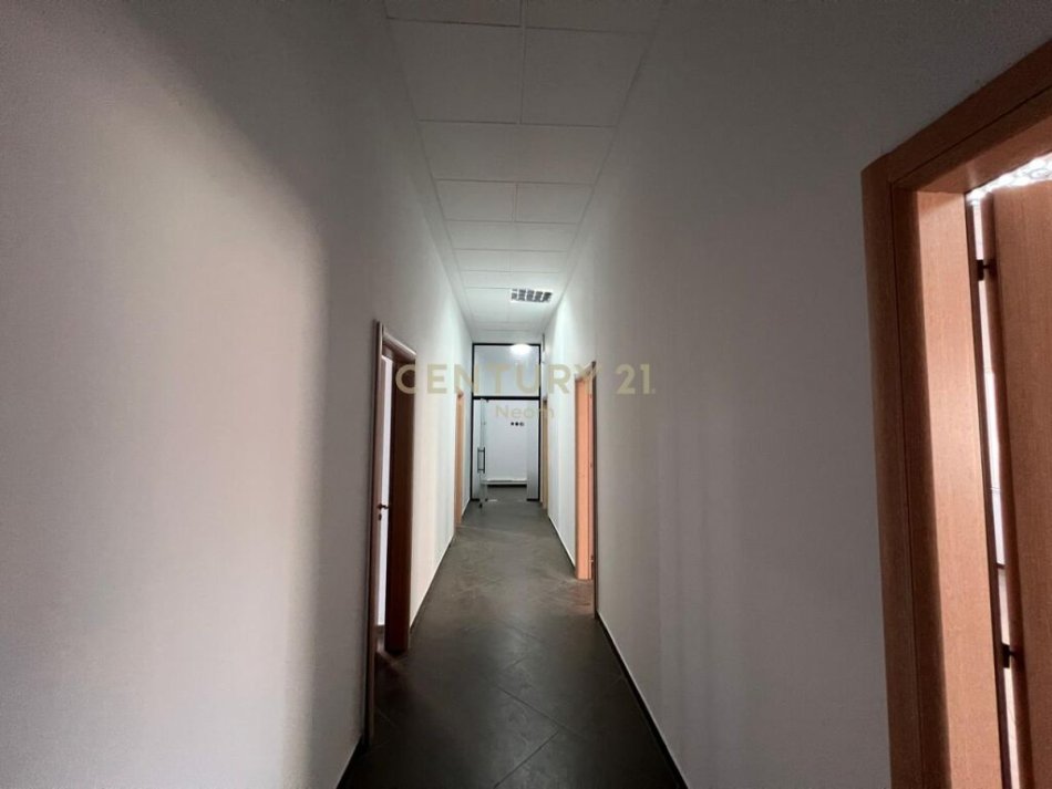 QIRA, AMBIENT KOMERCIAL TE RRUGA E DIBRES. Neom95016