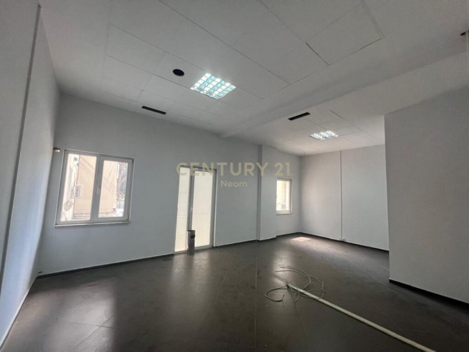 QIRA, AMBIENT KOMERCIAL TE RRUGA E DIBRES. Neom95016