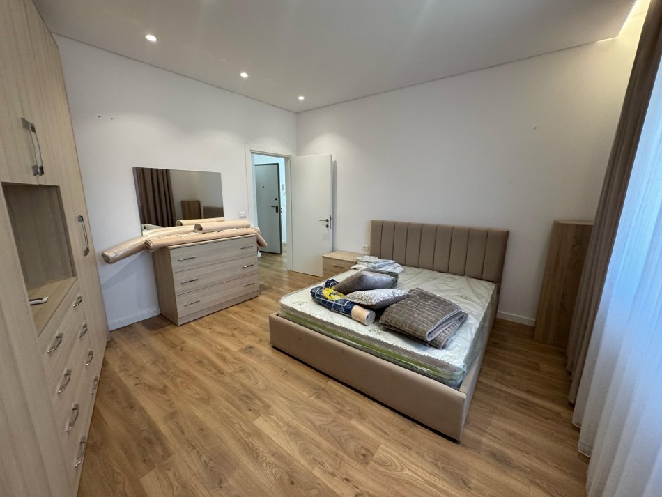 Tirane, jepet me qera apartament Kati 3, 70 m² 600 € (ish fusha e aviacionit)