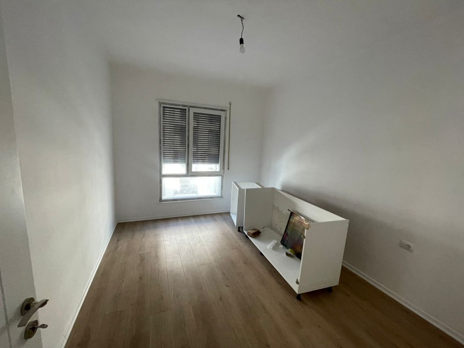 Tirane, jepet me qera apartament 2+1 Kati 4, 100 m² 500 € (Kompleksi Erli)