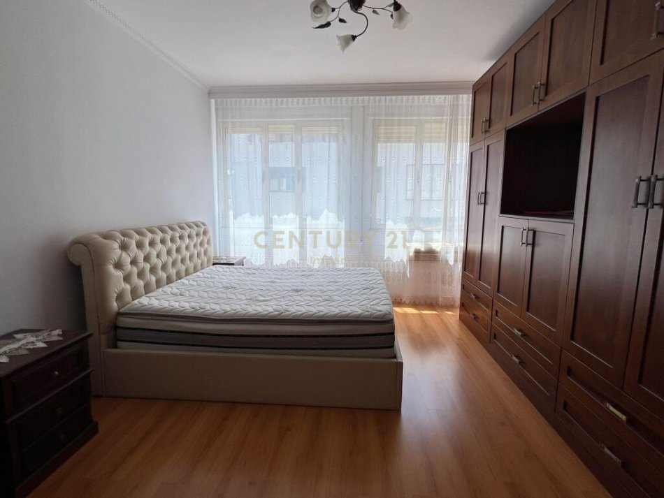 Tirane, jepet me qera apartament 2+1+Aneks+Ballkon Kati 5, 100 m² 120.000 € (YZBERISH)