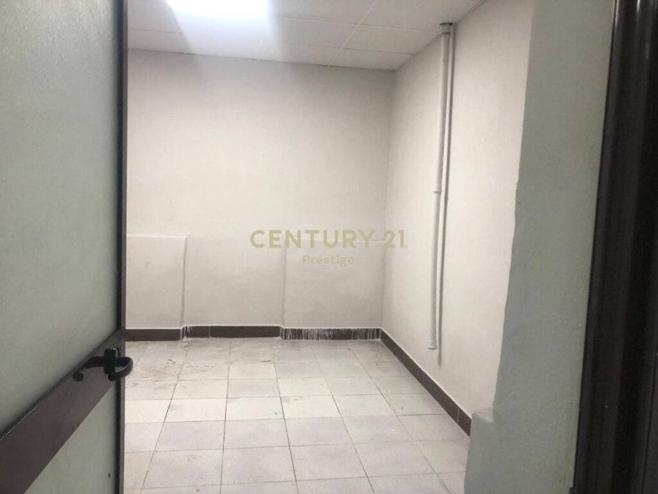 Tirane, shitet ambjent biznesi Kati -1, 109 m² 95.000 € (rruga irfan tomini)
