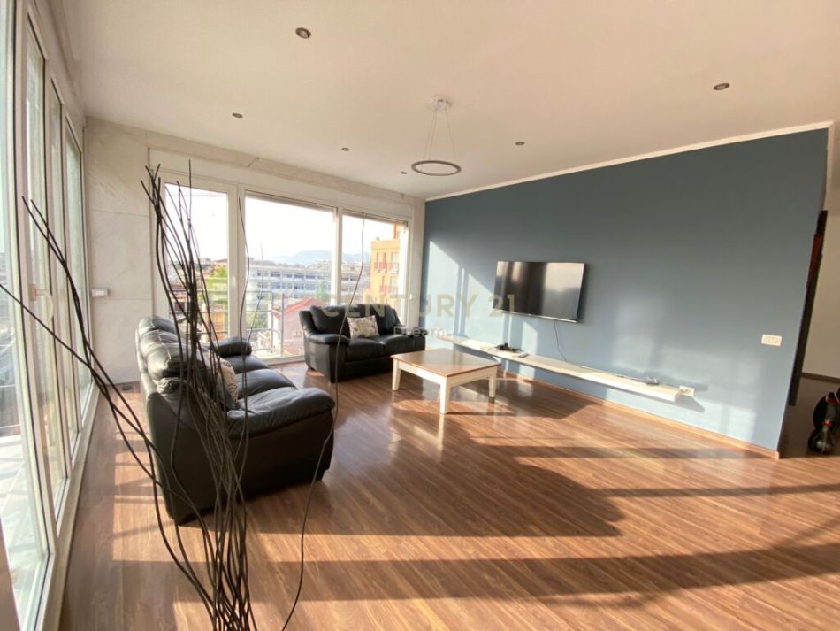 Tirane, jepet me qera apartament 2+1 Kati 6, 134 m² 700 € (Rruga Frosina Plaku)