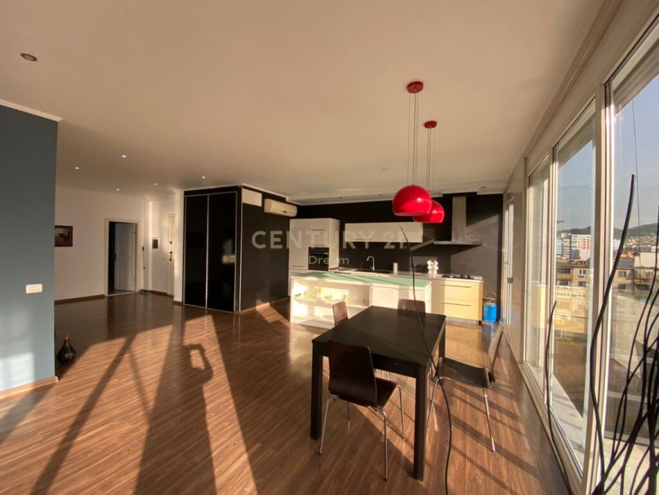 Tirane, jepet me qera apartament 2+1 Kati 6, 134 m² 700 € (Rruga Frosina Plaku)