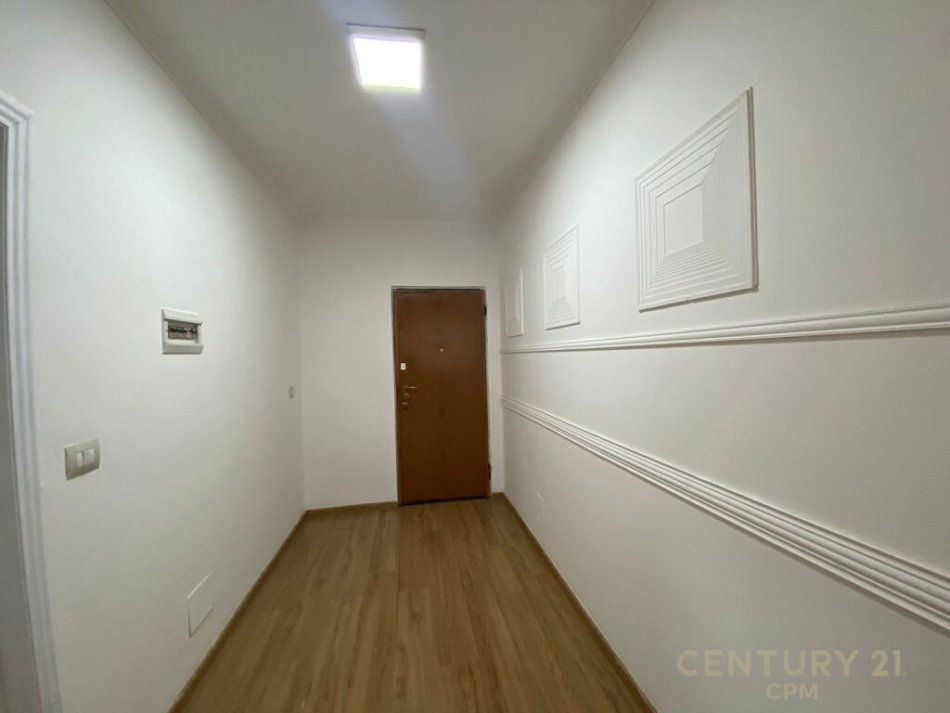 Tirane, jepet me qera zyre Kati 1, 60 m² 600 € (lulishtja komuna e parisit)