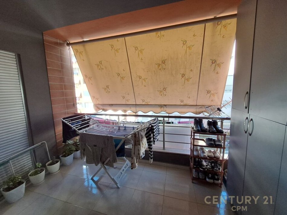 Tirane, jepet me qera apartament 1+1 Kati 2, 77 m² 400 € (astir)
