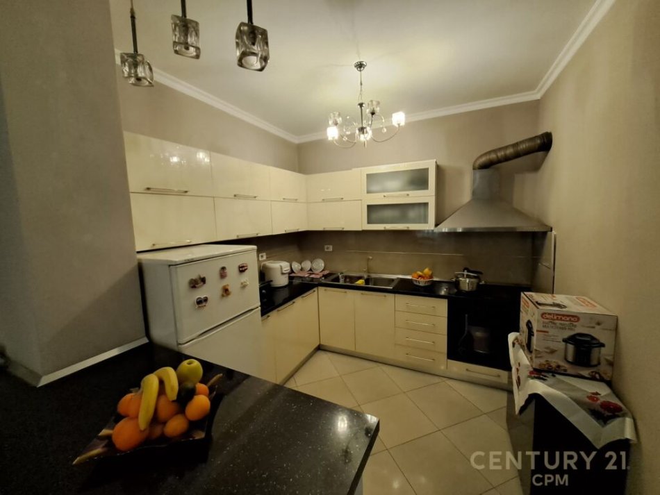 Tirane, jepet me qera apartament 1+1 Kati 2, 77 m² 400 € (astir)
