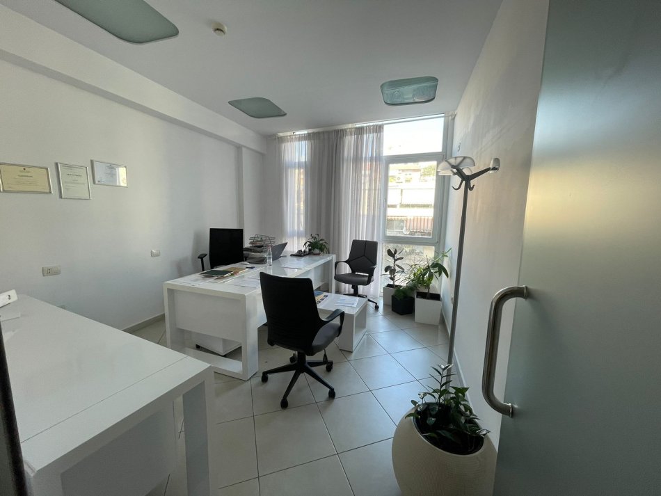 Disponojme Ambient Me Qira tek Kompleksi Kika 2, Komuna E Parisit