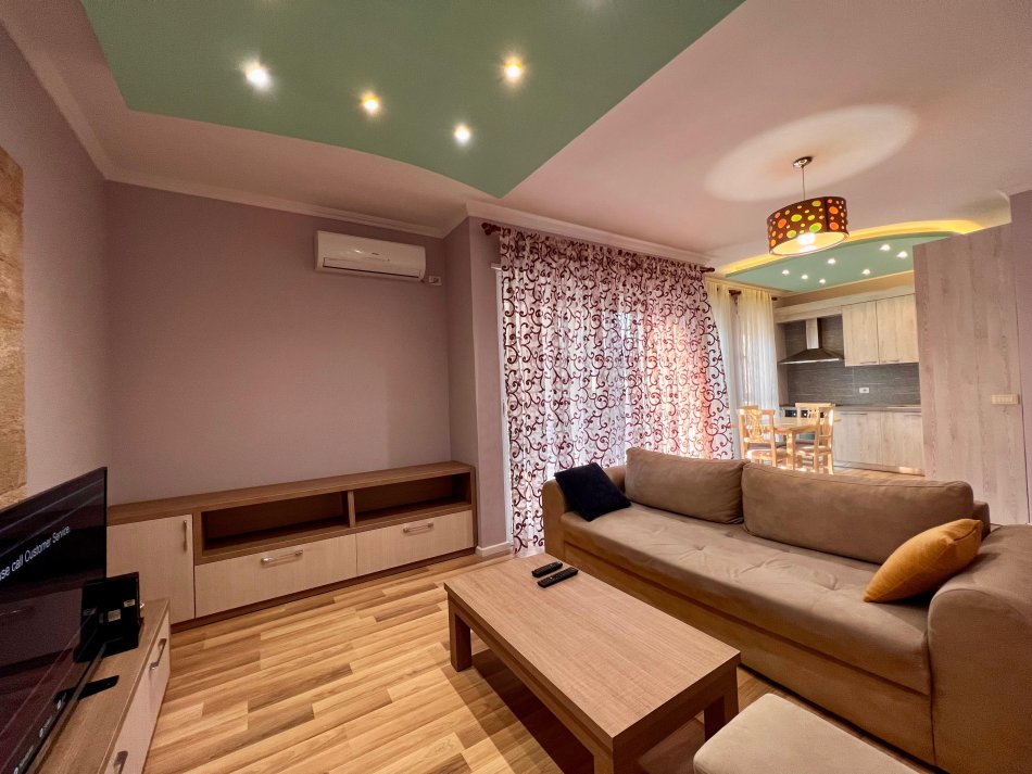 Tirane, jepet me qera apartament 1+1+Ballkon Kati 6, 76 m² 600 € (pazari i ri)