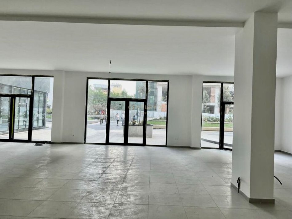 Tirane, jepet me qera ambjent biznesi Kati 0, 229 m² 4.351 € (kompleksi Square 21!)