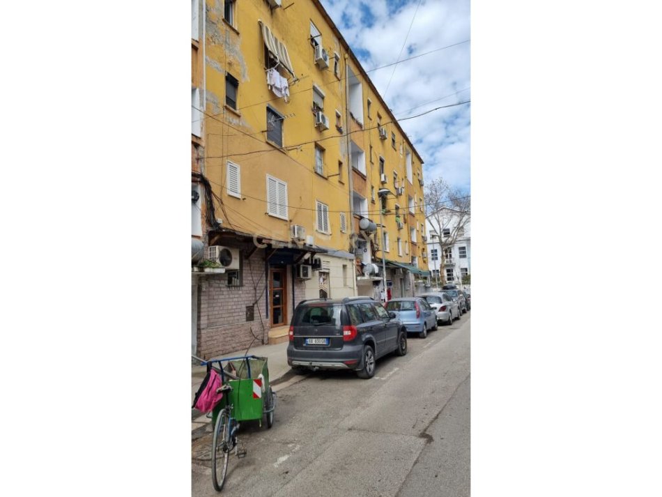 Tirane, jepet me qera ambjent biznesi Kati 0, 100 m² 1.000 € (PERBALLE HARRY FULTZ, Rruga Mine Peza)