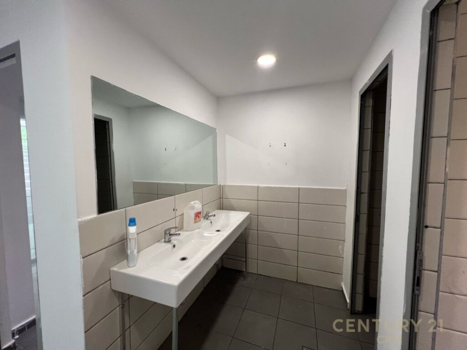 Tirane, shes ambjent biznesi Kati 0, 405 m² 1.175.000 € (Ish Stacioni i Trenit)