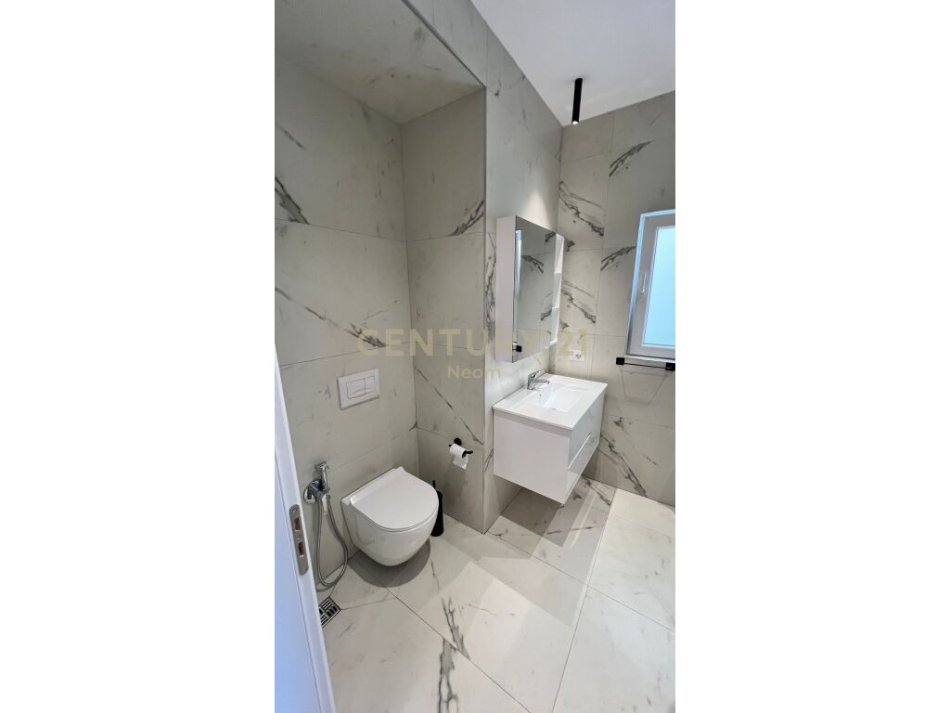 Tirane, jepet me qera apartament 2+1 Kati 1, 320 m² 500 € (Akademia e Policise Tirana, Albania)
