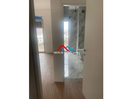 Tirane, jepet me qera apartament 3+1+Ballkon Kati 4, 148 m² 500 € (Rruga Petrela)