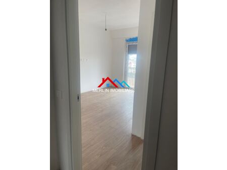 Tirane, jepet me qera apartament 3+1+Ballkon Kati 4, 148 m² 500 € (Rruga Petrela)
