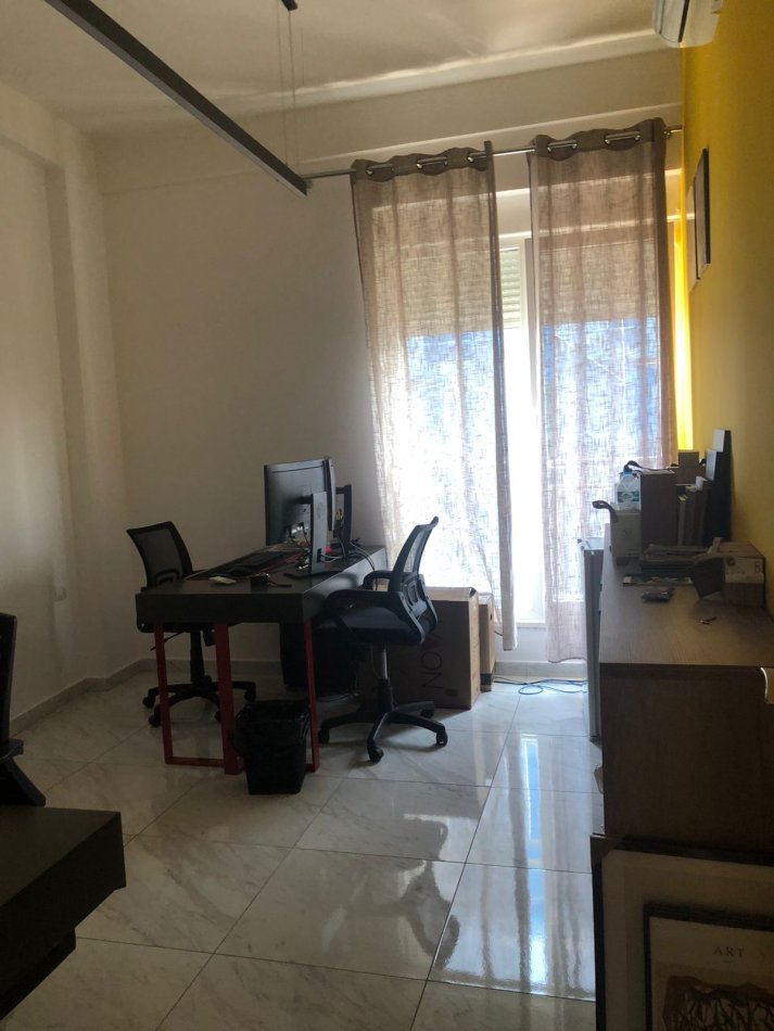 Tirane, jepet me qera dyqan Kati 6, 70 m² 550 € (Komuna e Parisit)