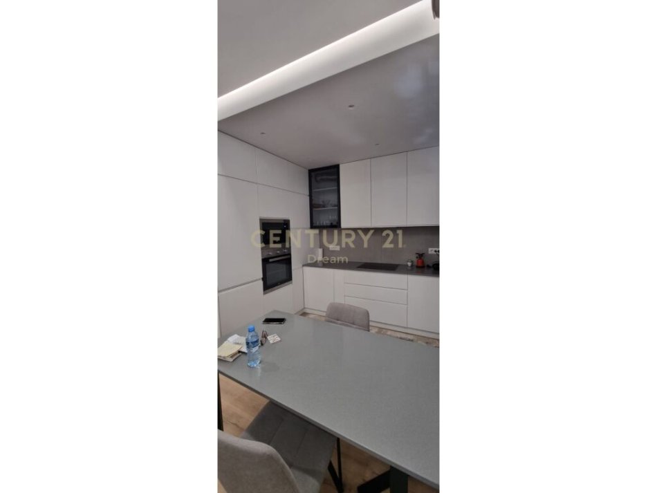 Tirane, jepet me qera apartament 2+1 , 100 m² 1.000 € (rruga e barrikadave)