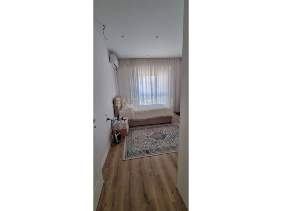 Tirane, jepet me qera apartament 2+1 , 100 m² 1.000 € (rruga e barrikadave)