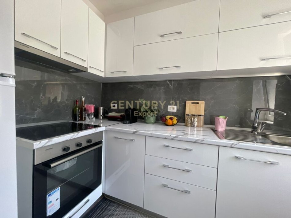 Tirane, jepet me qera apartament 1+1 Kati 3, 57 m² 500 € (ish stacioni trenit)