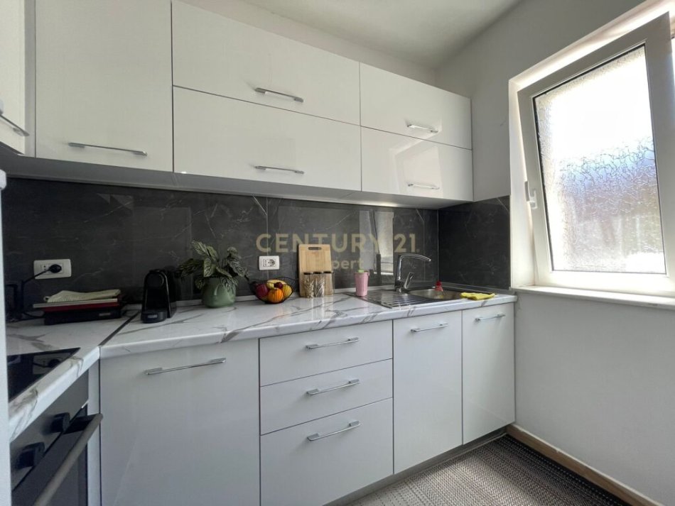Tirane, jepet me qera apartament 1+1 Kati 3, 57 m² 500 € (ish stacioni trenit)