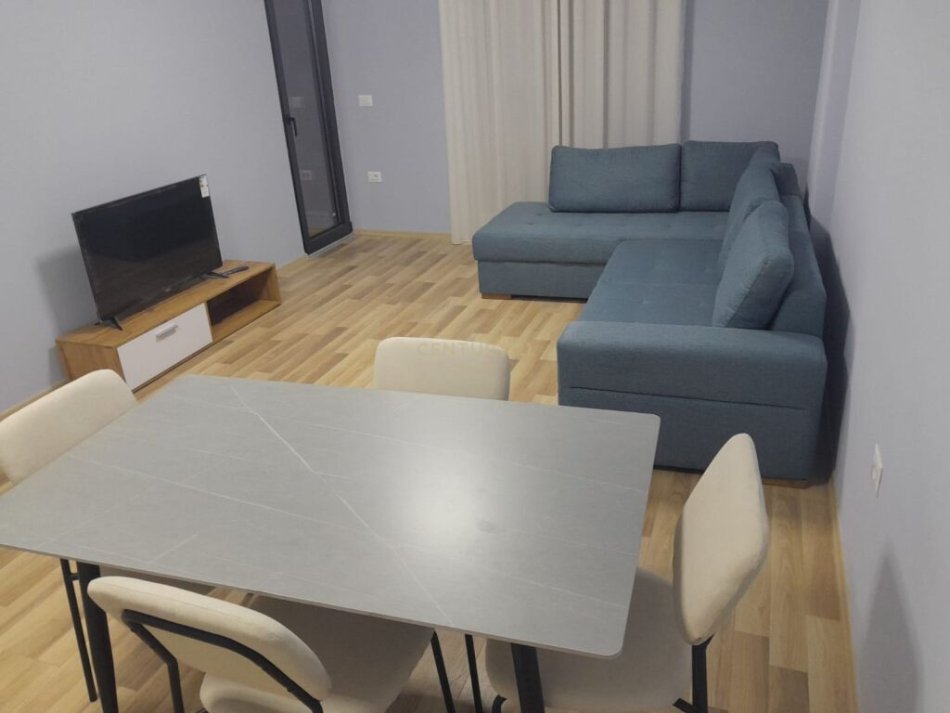 Tirane, jepet me qera apartament 1+1 Kati 3, 66 m² 460 € (Xhamllik)