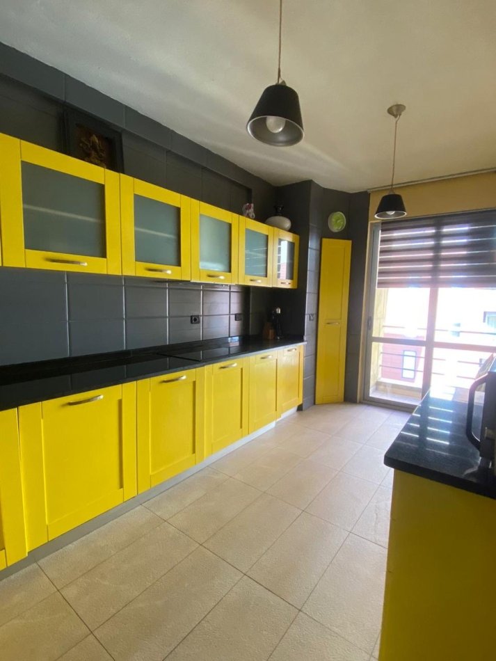 Tirane, jepet me qera apartament 2+1+Ballkon Kati 3, 120 m² 850 € (Hoxha Tahsim)