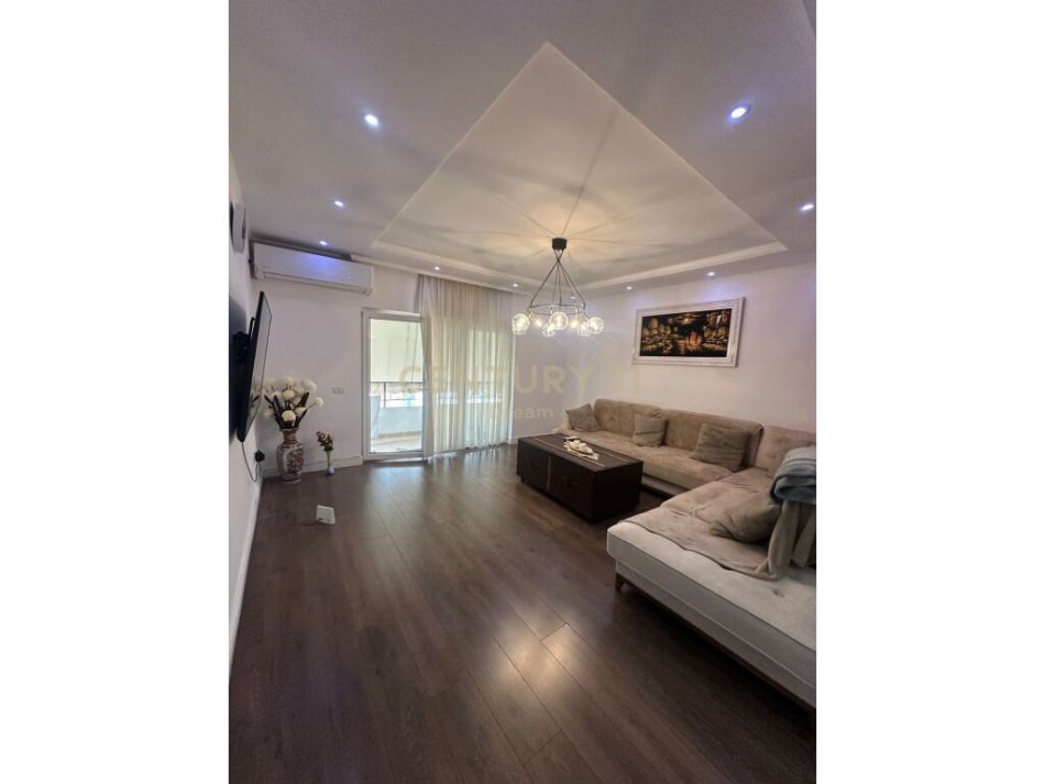 Tirane, jepet me qera apartament 2+1 Kati 6, 158 m² 800 € (Komuna e Parisit)