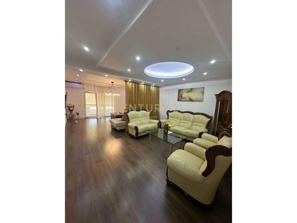 Tirane, jepet me qera apartament 2+1 Kati 6, 158 m² 800 € (Komuna e Parisit)