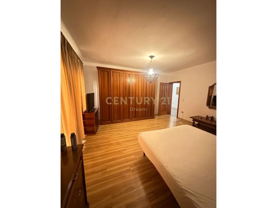 Tirane, jepet me qera apartament Kati 6, 156 m² 800 € 